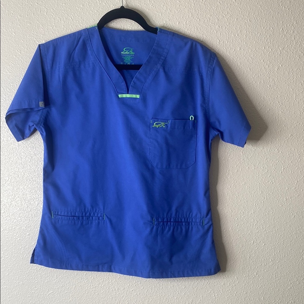 IGUANA SCRUB TOP